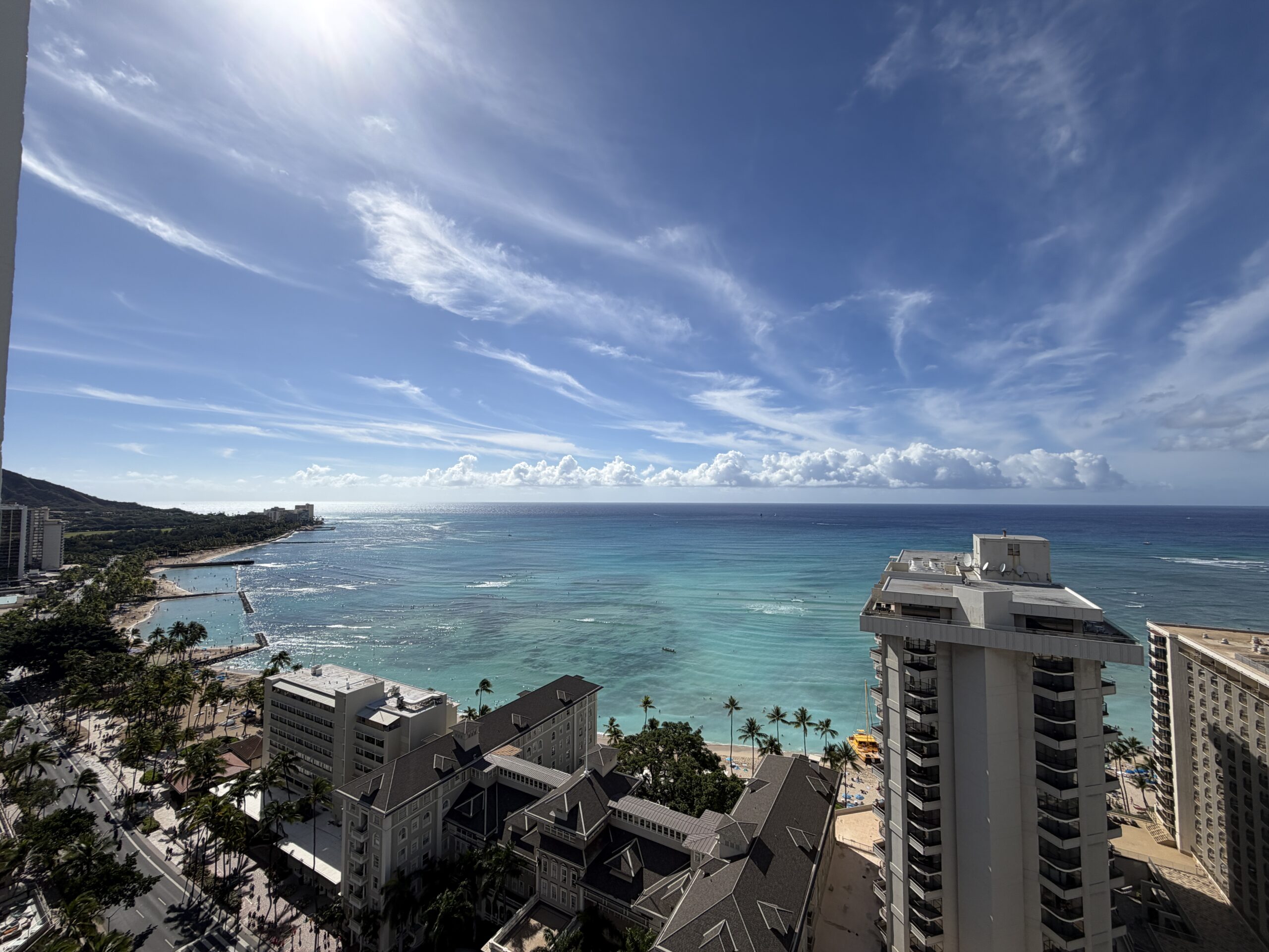 赤ちゃん連れで訪れたハワイ旅行、朝のワイキキの海の景色