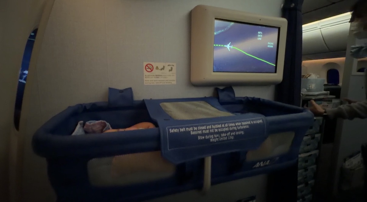 ANA国際線で利用できるバシネットの設置例